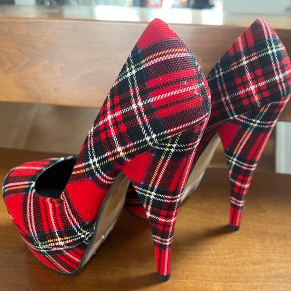 Beautiful red tartan pumps. Size 5uk and 38 (7) Canadian. - Picture 4 of 7